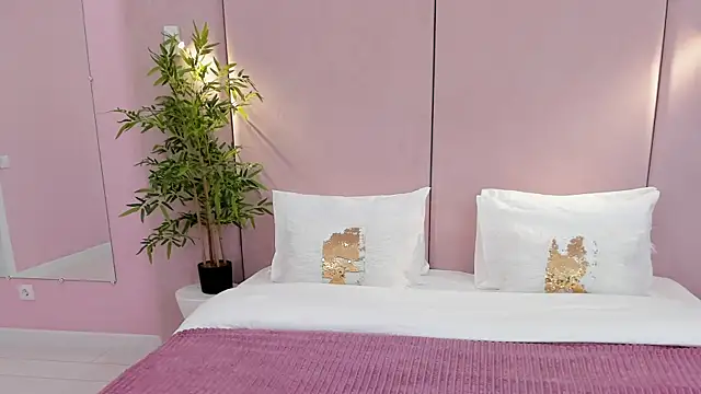 Snapshot of NoraHaynes chatting on 10.12.25 NoraHaynes online show from 10.12.25