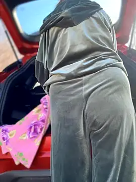 Snapshot of Milena-MilfaXXX chatting on 10.31.25 Milena-MilfaXXX online show from 10.31.25