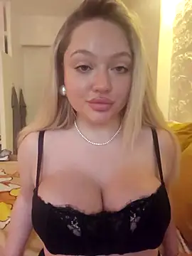 Snapshot of misstitmouseofficial chatting on 10.19.25 misstitmouseofficial online show from 10.19.25