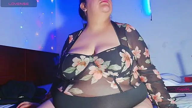 Snapshot of Julieta_Big chatting on 04.30.26 Julieta Big online show from 04.30.26