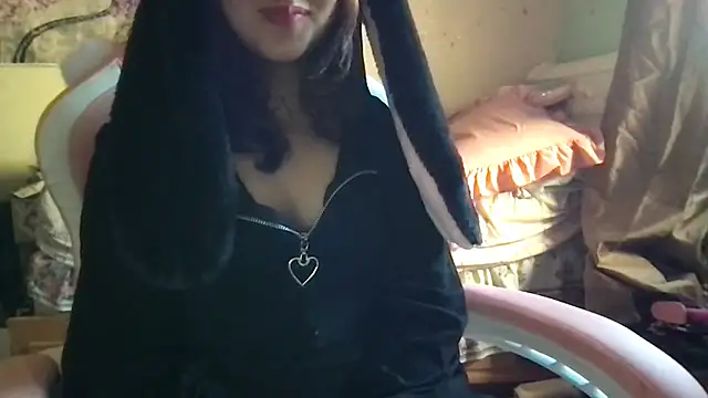 Snapshot of nekowaifuuu chatting on 10.05.25 nekowaifuuu online show from 10.05.25