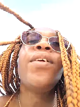 Snapshot of AranzaBliz chatting on 11.13.25 AranzaBliz online show from 11.13.25