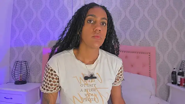 Snapshot of OnlyGia chatting on 09.28.25 OnlyGia online show from 09.28.25