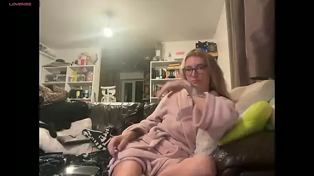 Snapshot of harleyblair chatting on 10.20.25 harleyblair online show from 10.20.25