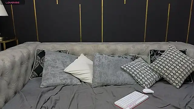 Snapshot of Holypinkie chatting on 10.31.25 Holypinkie online show from 10.31.25