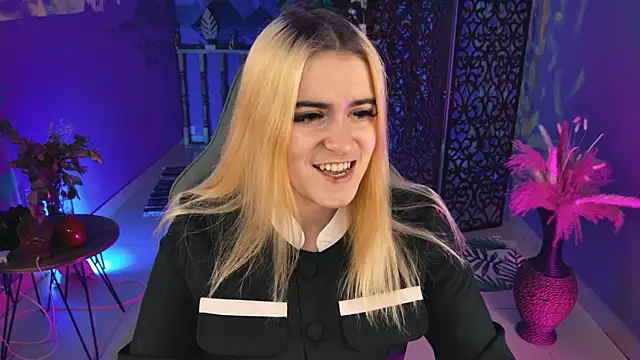 Snapshot of Stef_Nicks chatting on 10.03.25 Stef Nicks online show from 10.03.25