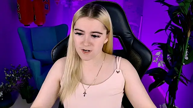 Snapshot of Stef_Nicks chatting on 10.04.25 Stef Nicks online show from 10.04.25