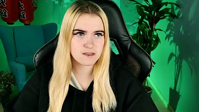 Snapshot of Stef_Nicks chatting on 10.05.25 Stef Nicks online show from 10.05.25