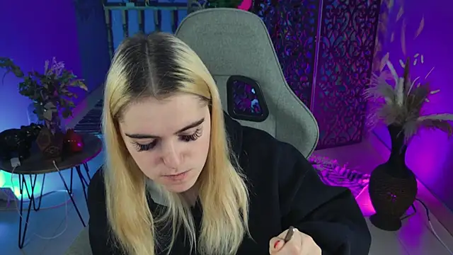 Snapshot of Stef_Nicks chatting on 10.06.25 Stef Nicks online show from 10.06.25