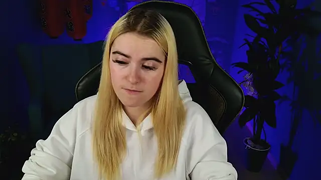 Snapshot of Stef_Nicks chatting on 10.10.25 Stef Nicks online show from 10.10.25