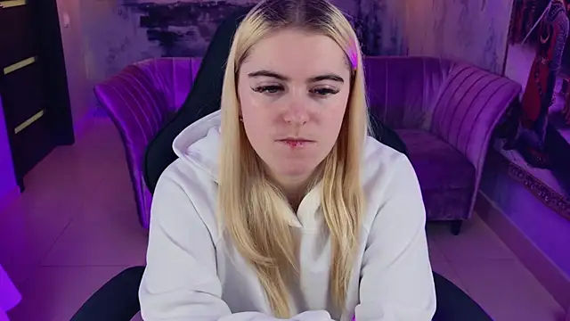 Snapshot of Stef_Nicks chatting on 10.12.25 Stef Nicks online show from 10.12.25