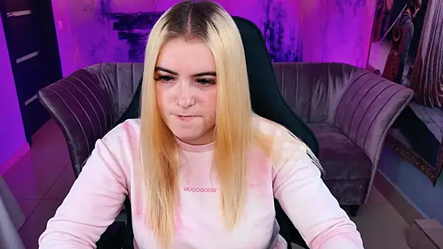 Snapshot of Stef_Nicks chatting on 10.13.25 Stef Nicks online show from 10.13.25