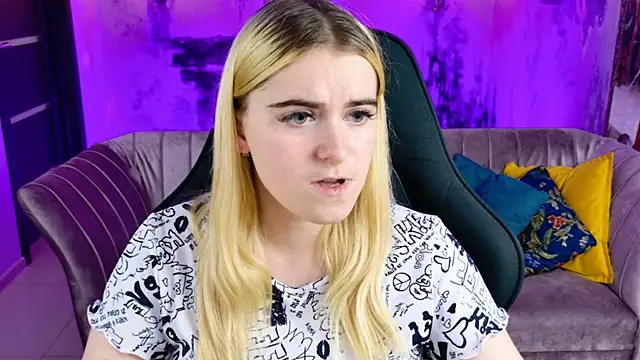 Snapshot of Stef_Nicks chatting on 10.22.25 Stef Nicks online show from 10.22.25