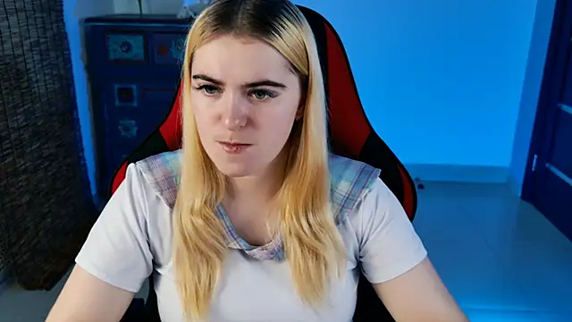 Snapshot of Stef_Nicks chatting on 10.24.25 Stef Nicks online show from 10.24.25