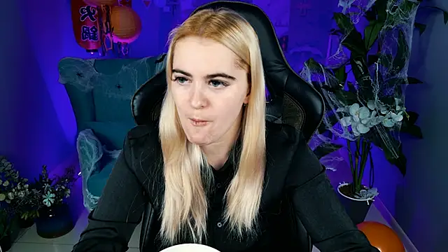 Snapshot of Stef_Nicks chatting on 10.26.25 Stef Nicks online show from 10.26.25