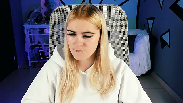 Snapshot of Stef_Nicks chatting on 10.28.25 Stef Nicks online show from 10.28.25