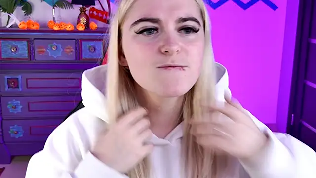 Snapshot of Stef_Nicks chatting on 10.29.25 Stef Nicks online show from 10.29.25