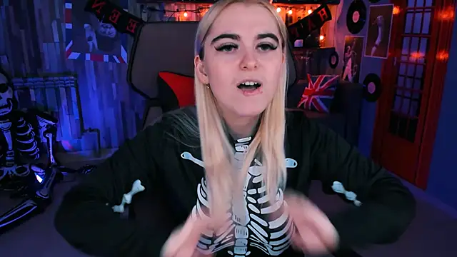 Snapshot of Stef_Nicks chatting on 10.31.25 Stef Nicks online show from 10.31.25