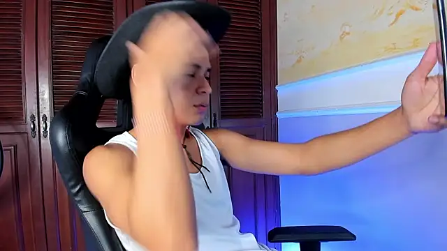 Snapshot of edy_play chatting on 10.21.25 edy play online show from 10.21.25