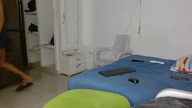 Snapshot of parislnxx chatting on 10.04.25 parislnxx online show from 10.04.25