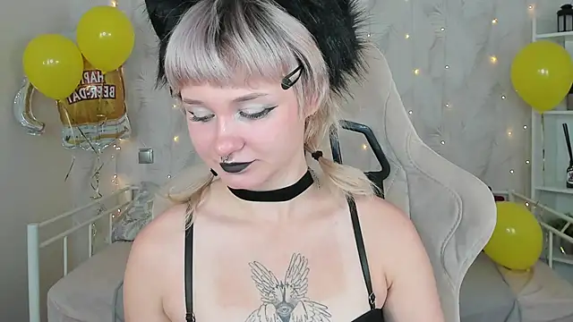 Snapshot of Tori_Cutie chatting on 10.03.25 Tori Cutie online show from 10.03.25