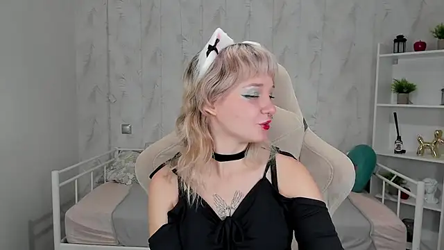 Snapshot of Tori_Cutie chatting on 10.08.25 Tori Cutie online show from 10.08.25