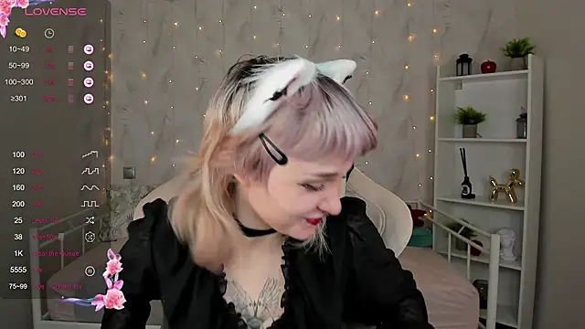 Snapshot of Tori_Cutie chatting on 10.16.25 Tori Cutie online show from 10.16.25