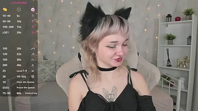 Snapshot of Tori_Cutie chatting on 10.18.25 Tori Cutie online show from 10.18.25