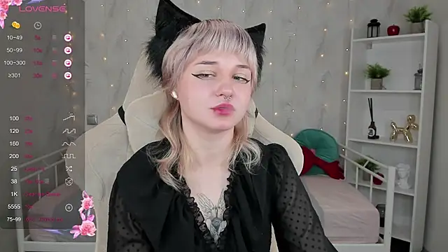 Snapshot of Tori_Cutie chatting on 10.22.25 Tori Cutie online show from 10.22.25