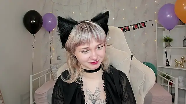 Snapshot of Tori_Cutie chatting on 10.23.25 Tori Cutie online show from 10.23.25