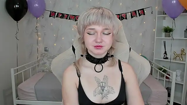 Snapshot of Tori_Cutie chatting on 10.26.25 Tori Cutie online show from 10.26.25