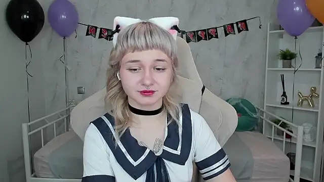 Snapshot of Tori_Cutie chatting on 10.31.25 Tori Cutie online show from 10.31.25