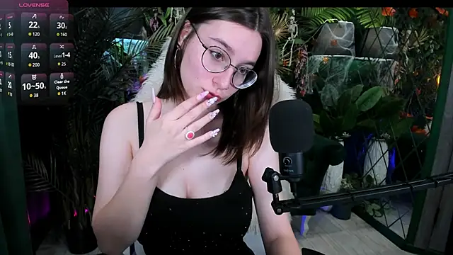 AnnyNextDoor online show from 10.22.25