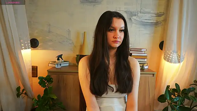 Snapshot of EvaDowe chatting on 10.11.25 EvaDowe online show from 10.11.25