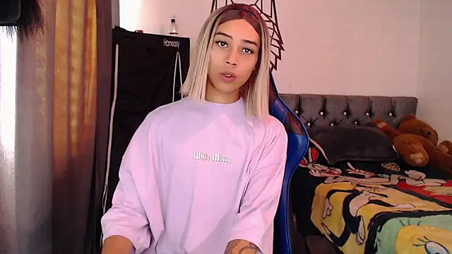 Snapshot of Sweet-Cris chatting on 10.02.25 Sweet-Cris online show from 10.02.25