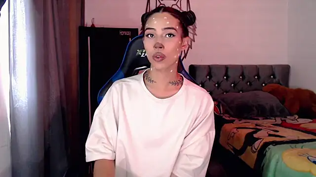 Snapshot of Sweet-Cris chatting on 10.21.25 Sweet-Cris online show from 10.21.25