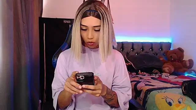 Snapshot of Sweet-Cris chatting on 10.29.25 Sweet-Cris online show from 10.29.25