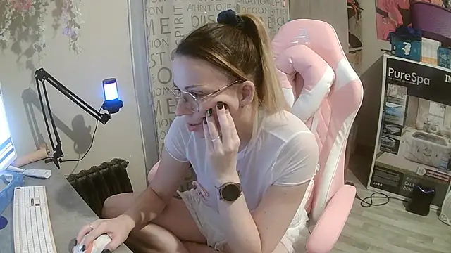 Snapshot of rubystrip chatting on 09.25.25 rubystrip online show from 09.25.25