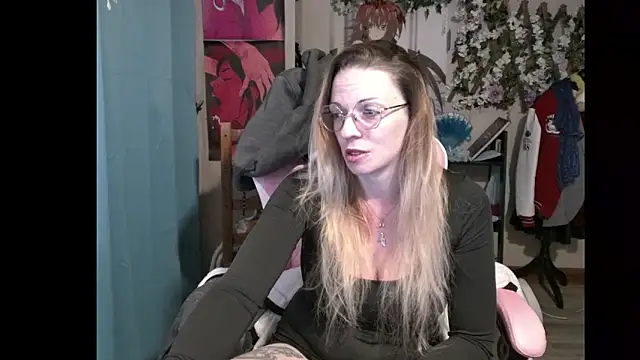 Snapshot of rubystrip chatting on 10.20.25 rubystrip online show from 10.20.25