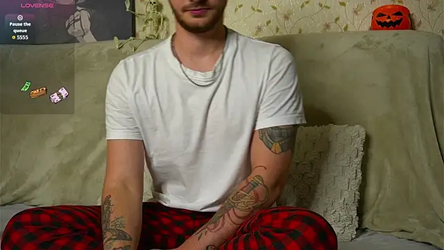 Snapshot of johnstoneisland chatting on 10.13.25 johnstoneisland online show from 10.13.25