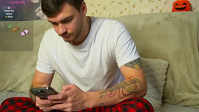 Snapshot of johnstoneisland chatting on 10.14.25 johnstoneisland online show from 10.14.25