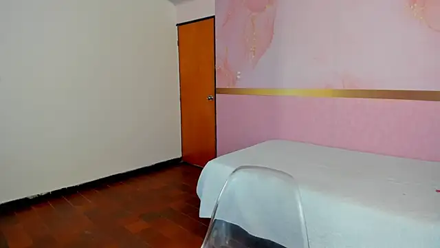 Snapshot of milk_candy18 chatting on 09.17.25 milk candy18 online show from 09.17.25