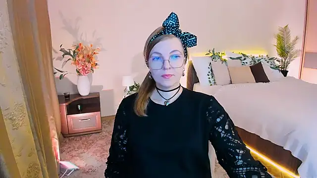 Snapshot of YourUniverser chatting on 09.30.25 YourUniverser online show from 09.30.25