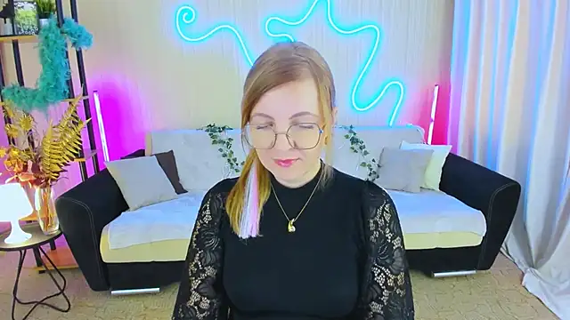 Snapshot of YourUniverser chatting on 10.04.25 YourUniverser online show from 10.04.25