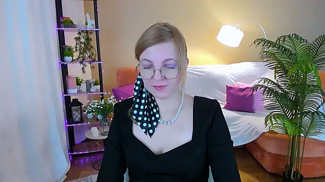 Snapshot of YourUniverser chatting on 10.08.25 YourUniverser online show from 10.08.25