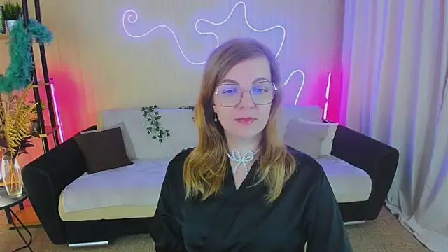 Snapshot of YourUniverser chatting on 10.10.25 YourUniverser online show from 10.10.25