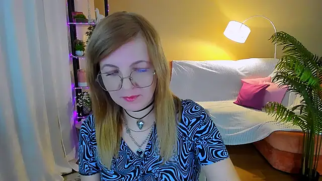 Snapshot of YourUniverser chatting on 10.12.25 YourUniverser online show from 10.12.25