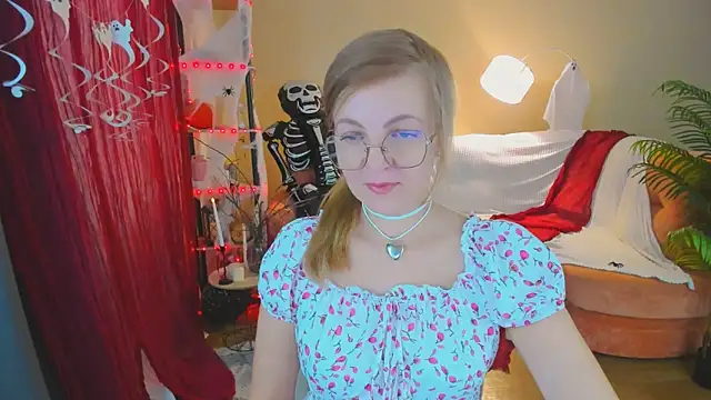 Snapshot of YourUniverser chatting on 11.03.25 YourUniverser online show from 11.03.25