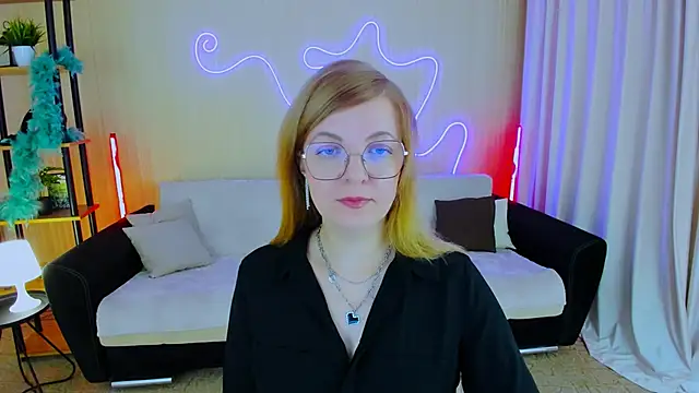 Snapshot of YourUniverser chatting on 11.05.25 YourUniverser online show from 11.05.25