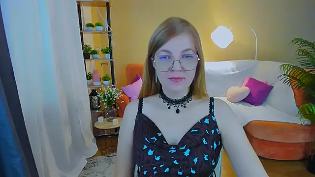 Snapshot of YourUniverser chatting on 11.06.25 YourUniverser online show from 11.06.25